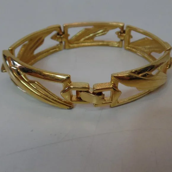 Vintage Monet Bracelet Gold Tone Links Leaf Design Cutouts 7" Fold Over Clasp - Picture 9 of 10